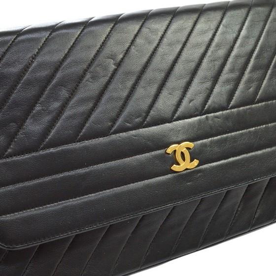 Vintage and Musthaves. Chanel chevron medium classic flap bag